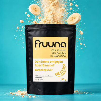 fruuna Bananenpulver 150 g im schwarzen Beutel mit gelbem Originaletikett vor türkisem Hintergrund