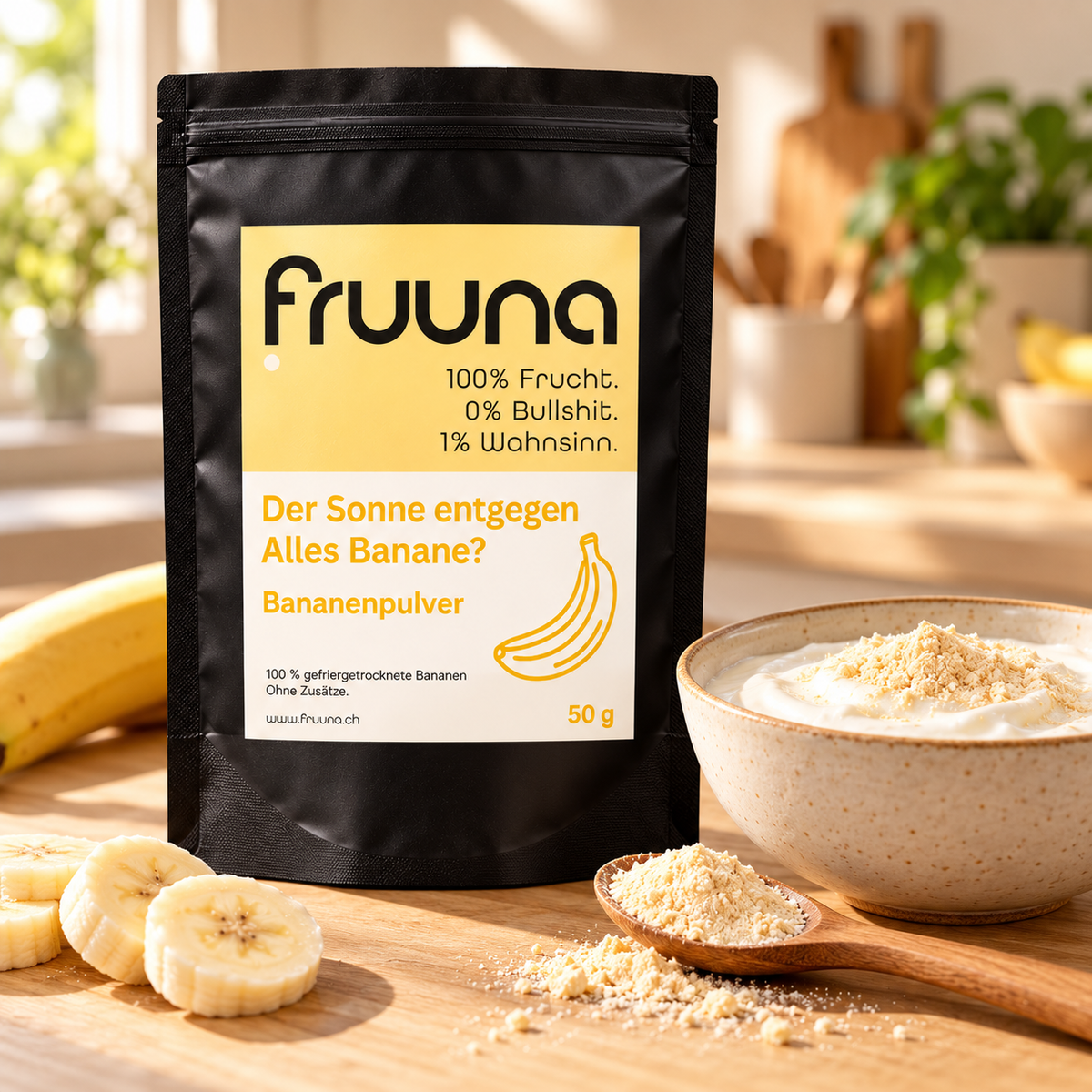 fruuna Bananenpulver 50 g im schwarzen Beutel in einer hellen Küche, mit einer Schale zur Anwendung