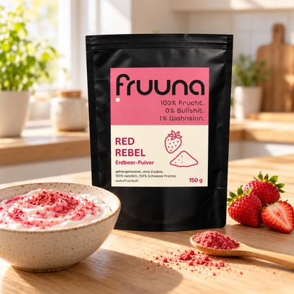 Fruuna Erdbeerpulver 150 g neben einer Joghurt-Bowl, frischen Erdbeeren und einem Löffel Fruchtpulver.
