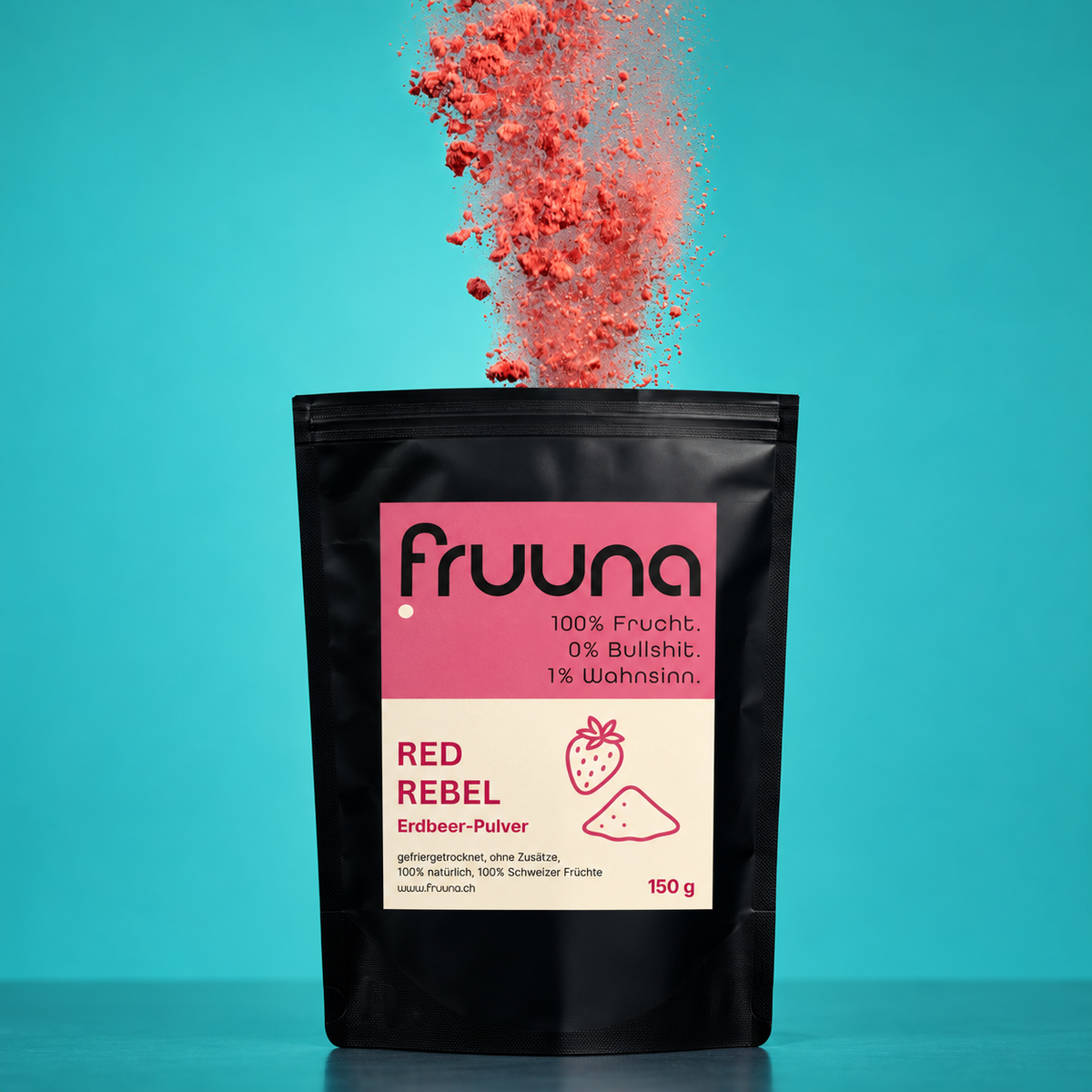 Fruuna Erdbeerpulver 150 g im schwarzen Beutel mit rosa Etikett vor türkisfarbenem Hintergrund.