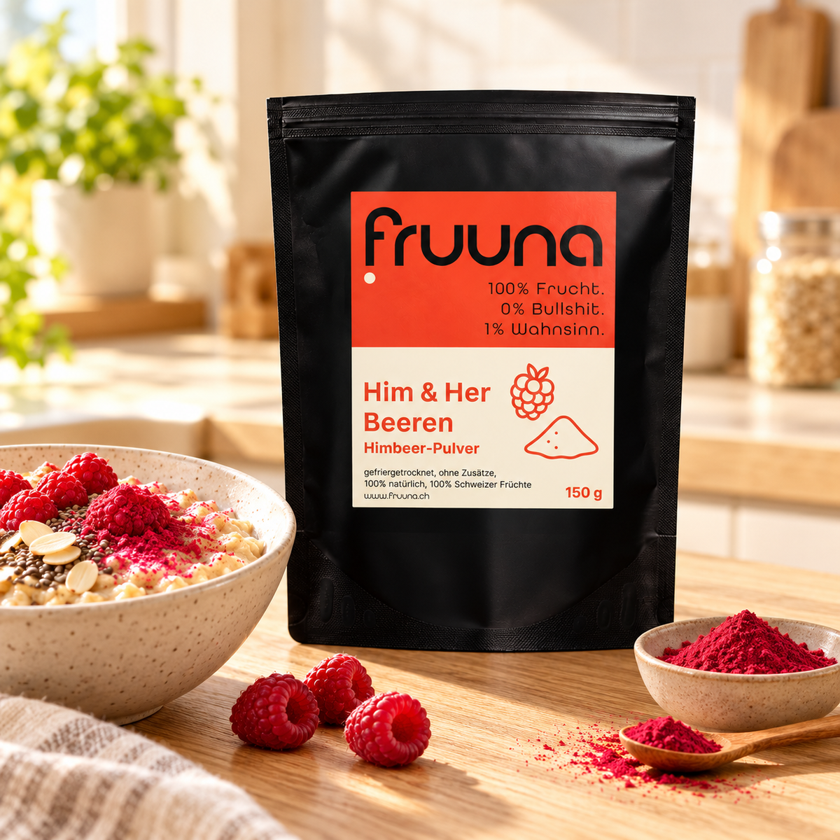 Fruuna Himbeerpulver 150 g neben einer Joghurt-Bowl, frischen Himbeeren und einem Löffel Fruchtpulver.