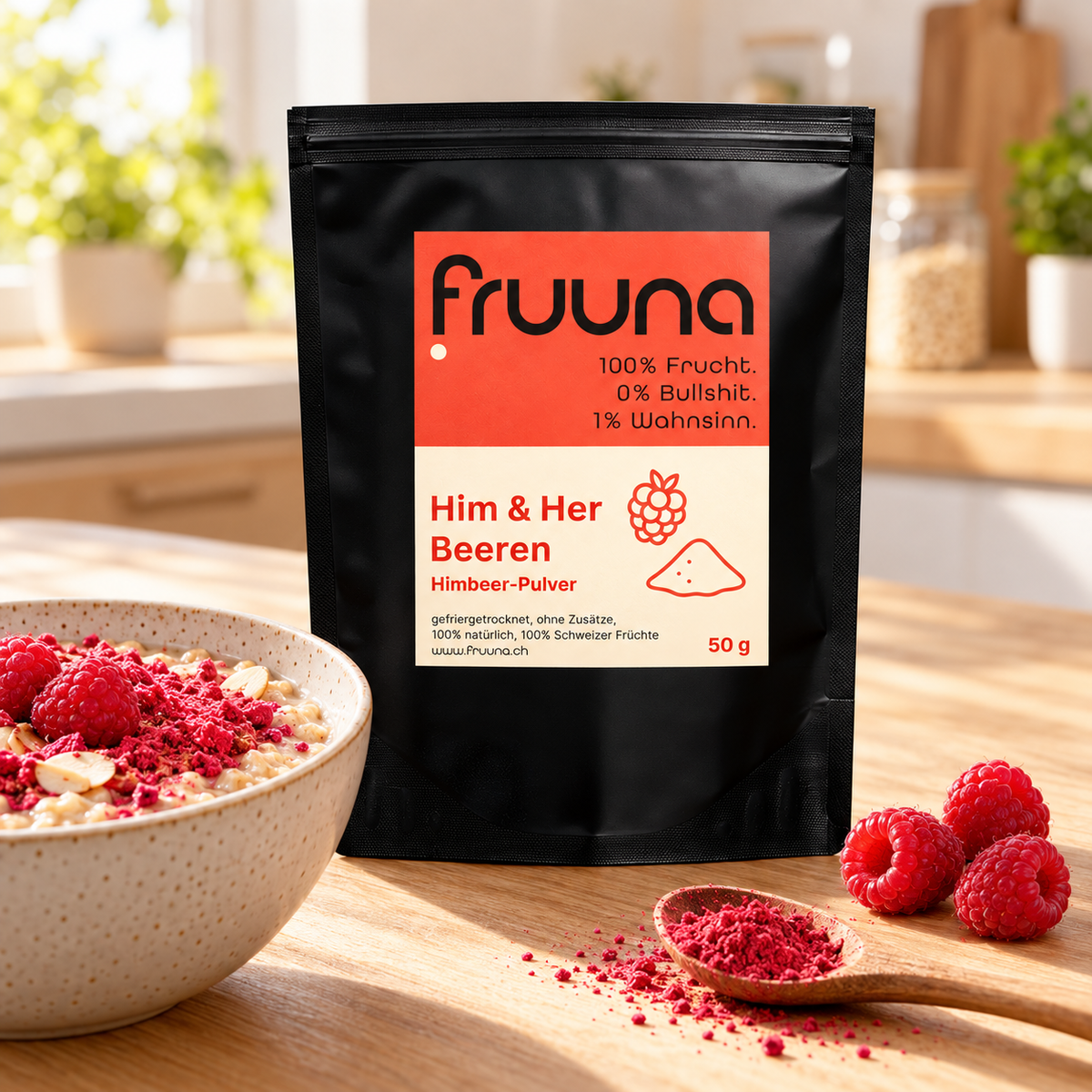 Fruuna Himbeerpulver 50 g neben einer Joghurt-Bowl, frischen Himbeeren und einem Löffel Fruchtpulver.